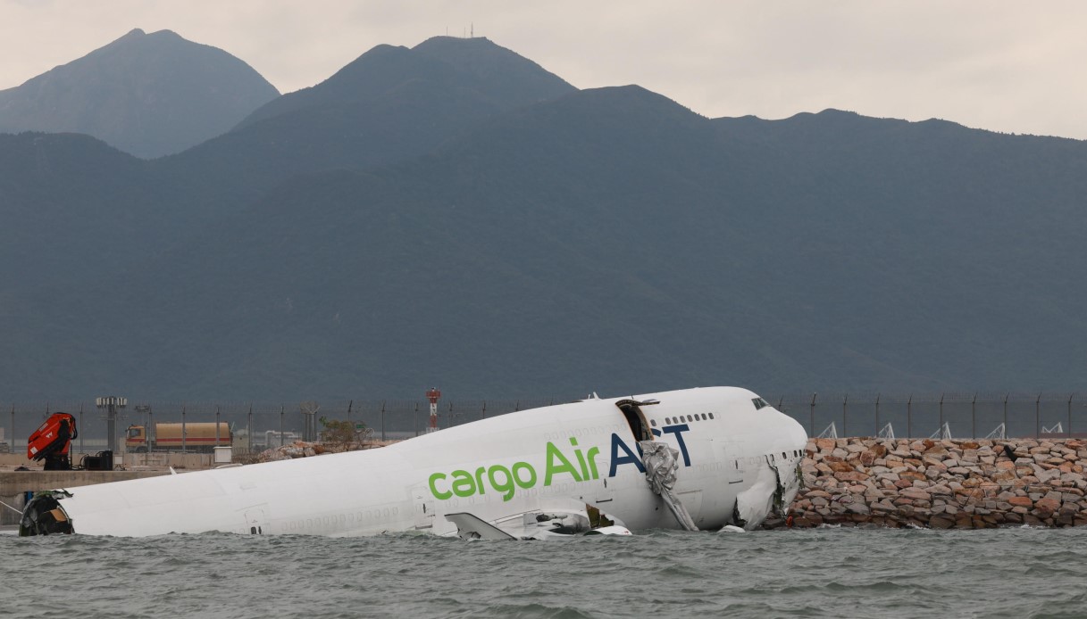 https://wips.plug.it/cips/notizie.virgilio.it/cms/2025/10/aereo-cargo-fuori-pista-hong-kong-morti.jpg
