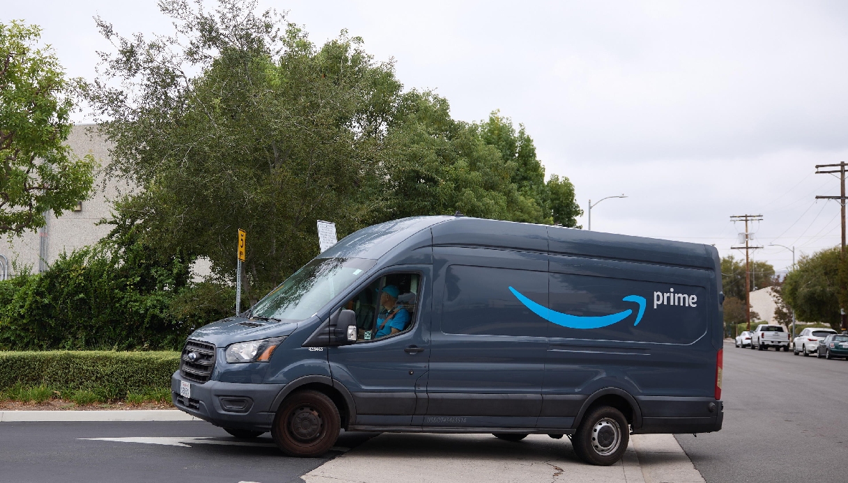 Amazon, licenzia 14mila lavoratori ma si temono 30mila tagli: sostituiti dall'intelligenza artificiale