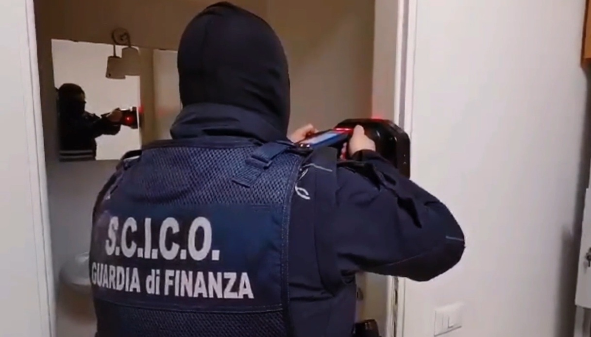 https://wips.plug.it/cips/notizie.virgilio.it/cms/2025/10/arresti-a-brescia.jpg