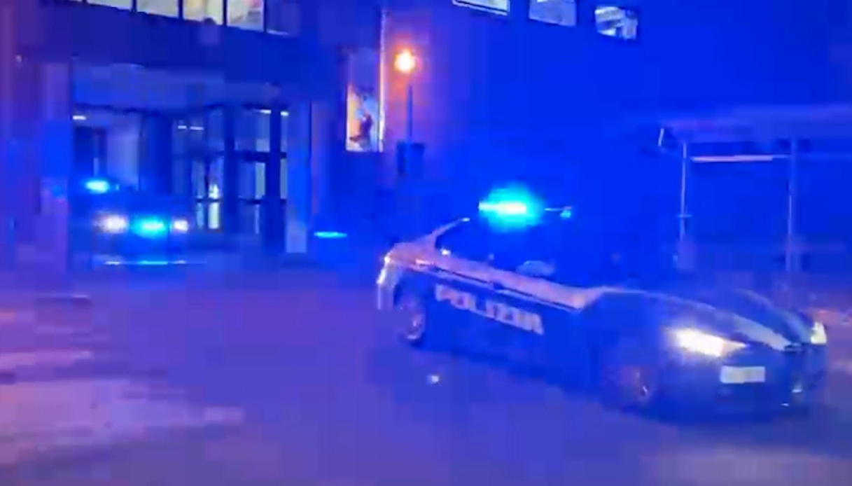 Un fermo immagine del video dell'intervento della polizia