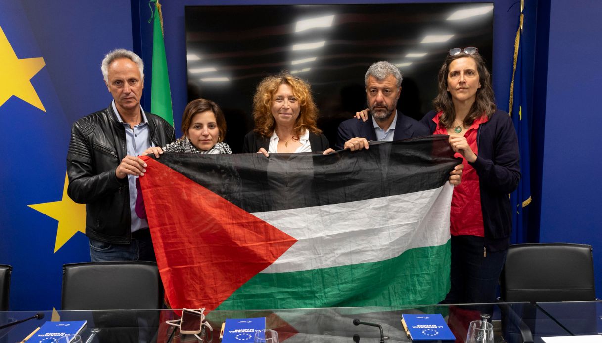 https://wips.plug.it/cips/notizie.virgilio.it/cms/2025/10/attivisti-esposto-flotilla.jpg
