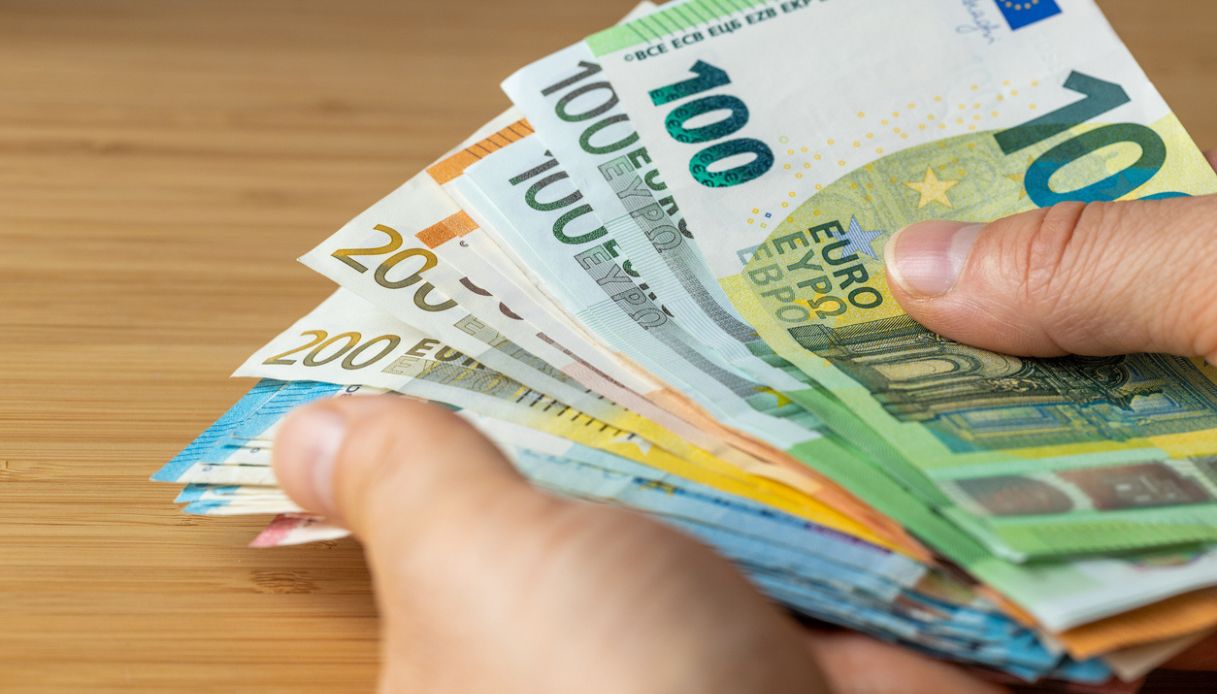 https://wips.plug.it/cips/notizie.virgilio.it/cms/2025/10/aumento-stipendi-docenti-1.jpg