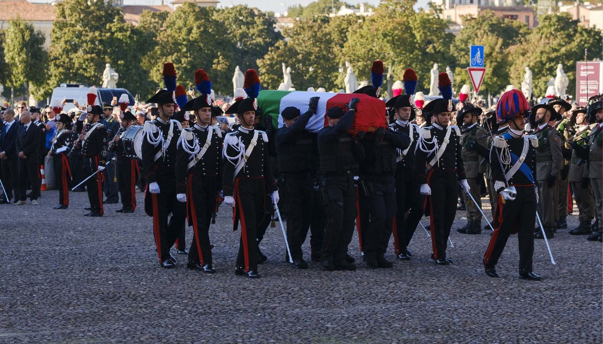https://wips.plug.it/cips/notizie.virgilio.it/cms/2025/10/carabinieri-funerali-padova.jpg