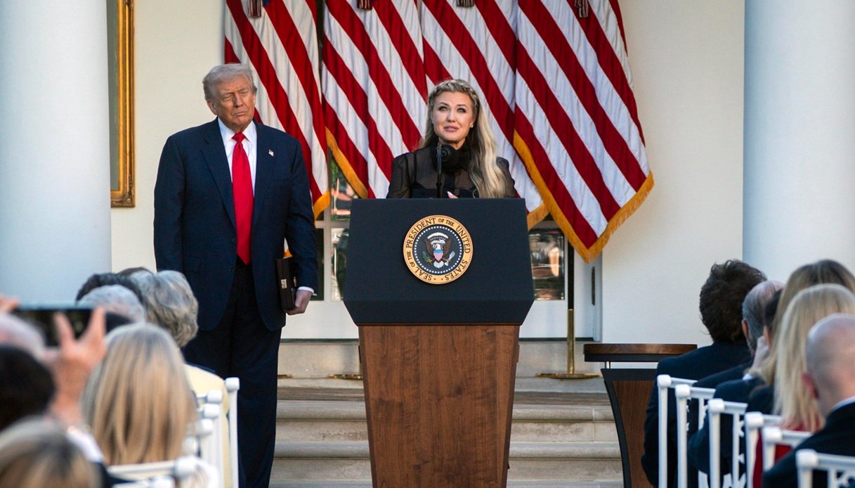 Donald Trump al fianco di Erika Kirk