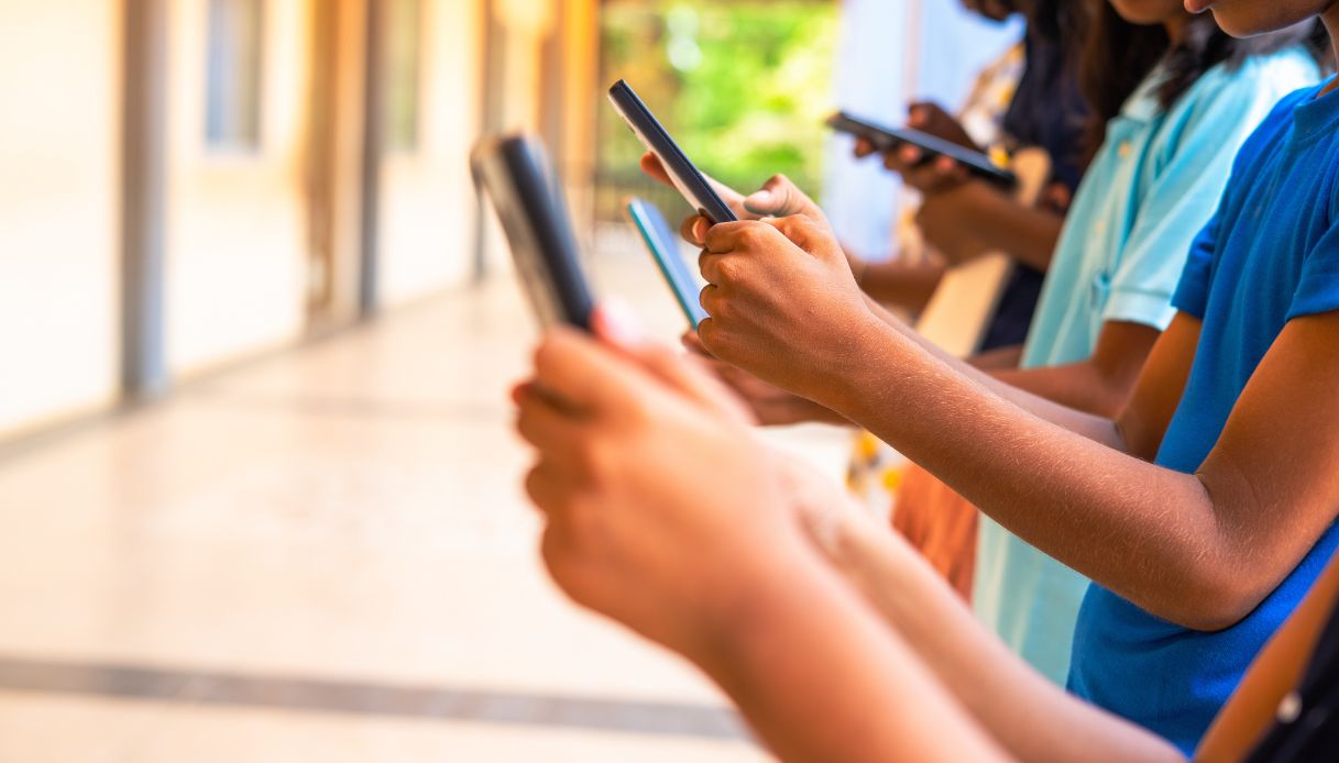 Class action dei genitori italiani contro i social: le richieste, dalla verifica dell’età agli avvisi sui risc