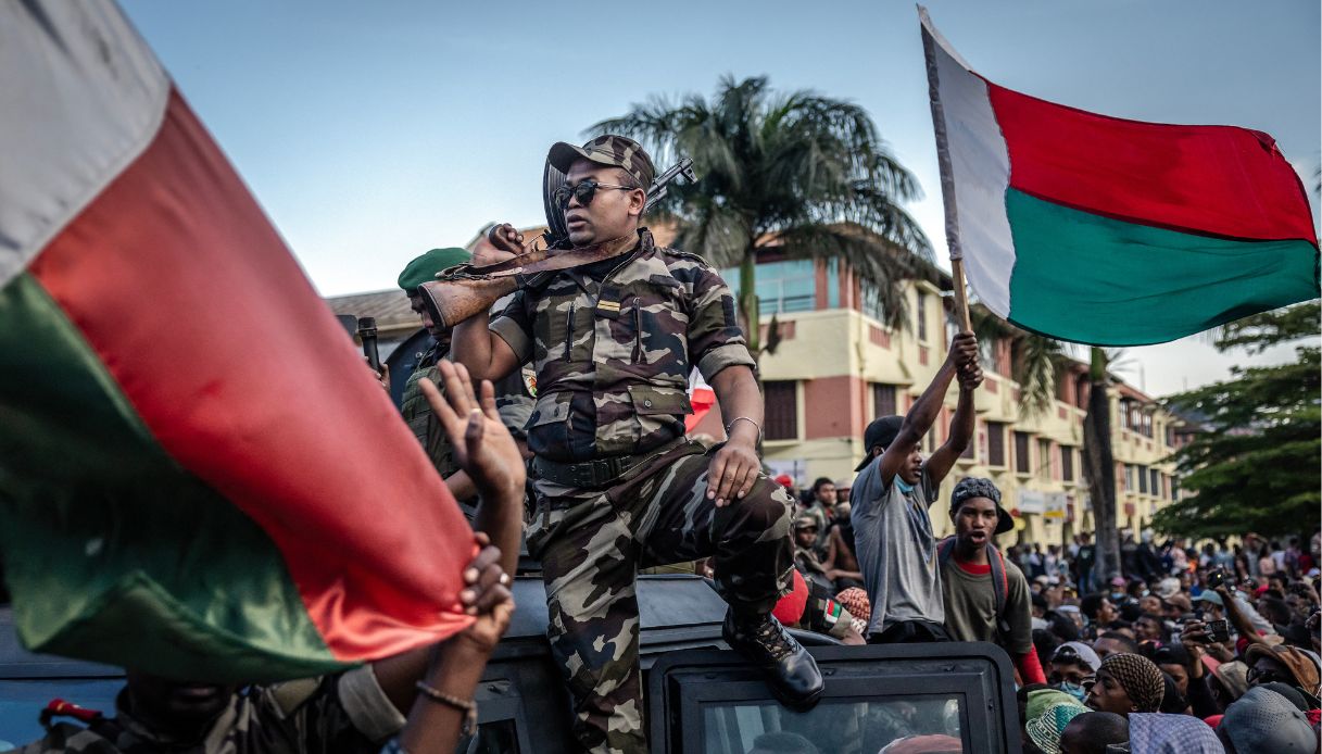 https://wips.plug.it/cips/notizie.virgilio.it/cms/2025/10/colpo-di-stato-madagascar-militari.jpg