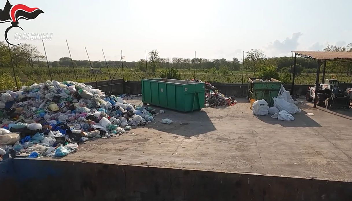 Area di trasferenza di Cimitile trasformata in una discarica abusiva, immagini sconcertanti Area di trasferenza di Cimitile trasformata in una discarica abusiva, immagini sconcertanti