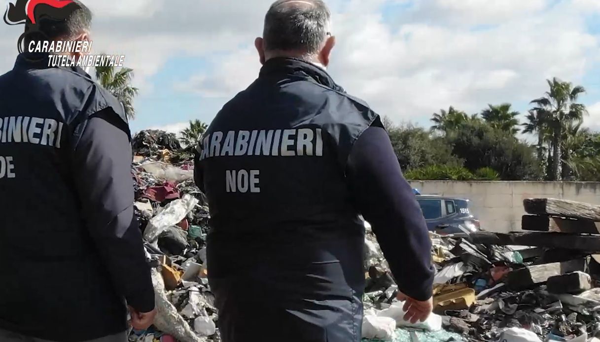 sequestrata a san gennaro vesuviano maxi discarica abusiva il video della scoperta della bomba ecologica 