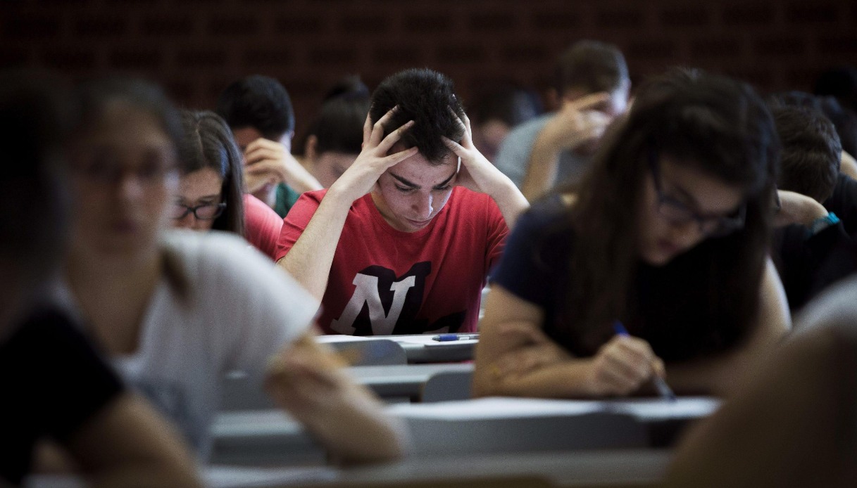 https://wips.plug.it/cips/notizie.virgilio.it/cms/2025/10/docente-medicina-universita-bari-studenti-pizze.jpg