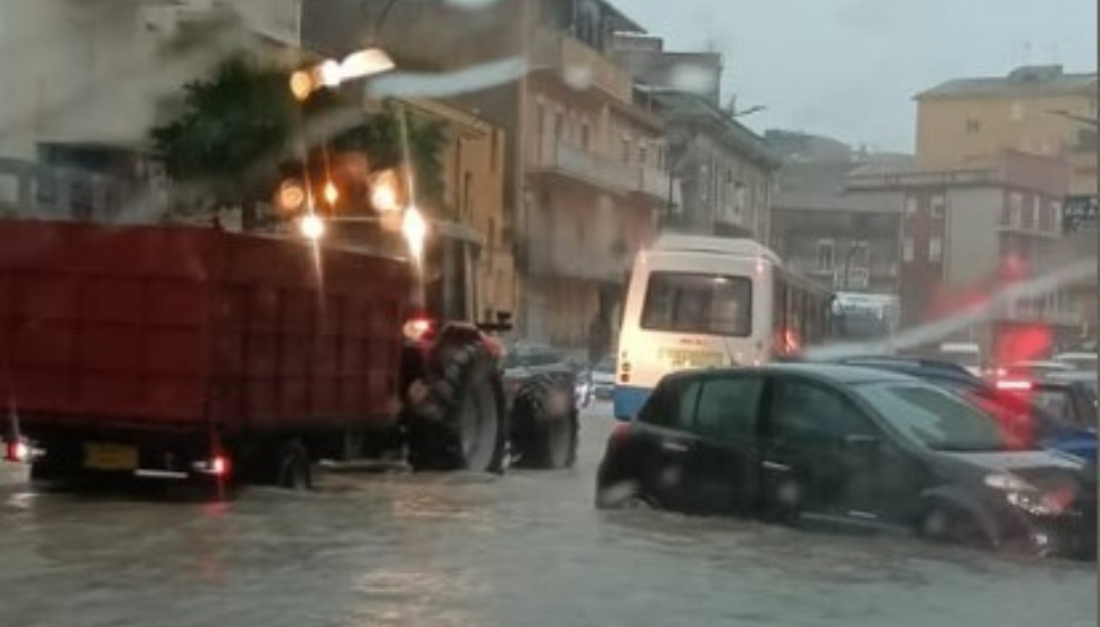 donna dispersa a favara vicino agrigento durante il maltempo trascinata via dall acqua appena scesa dall auto