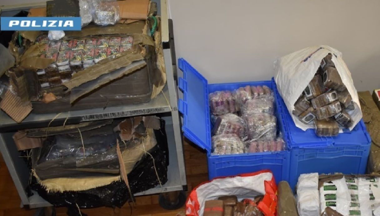 500 kg di droga scovati a Ferno, il video del maxi sequestro: arrestato 40enne, dove nascondeva le sostanze 500 kg di droga scovati a Ferno, il video del maxi sequestro: arrestato 40enne, dove nascondeva le sostanze