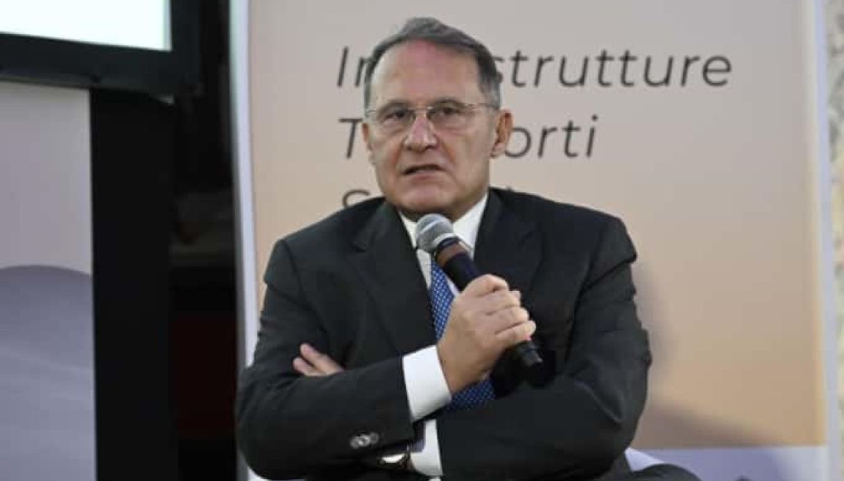 https://wips.plug.it/cips/notizie.virgilio.it/cms/2025/10/edmondi-cirielli-elezioni-campania.jpg