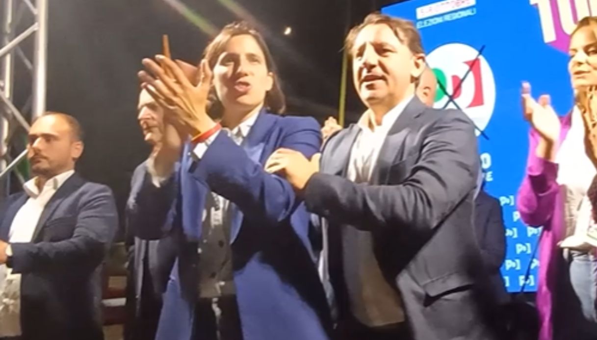https://wips.plug.it/cips/notizie.virgilio.it/cms/2025/10/elezioni-regionali-calabria-2025-elly-schlein-bella-ciao-pasquale-tridico.jpg