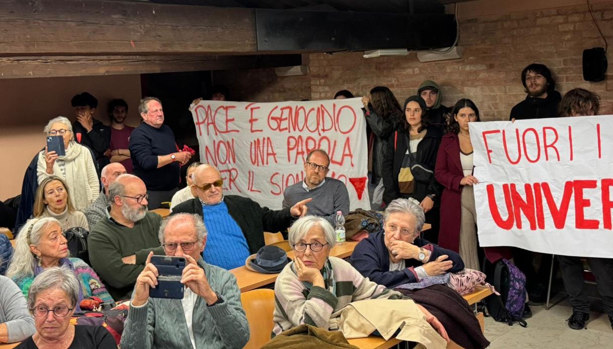 Emanuele Fiano Venezia attivisti Palestina gesto P38 protesta