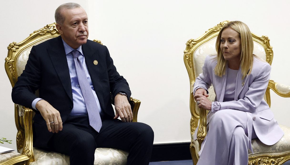https://wips.plug.it/cips/notizie.virgilio.it/cms/2025/10/erdogan-giorgia-meloni-fumare.jpg