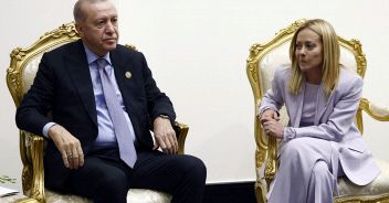 erdogan-giorgia-meloni-fumare