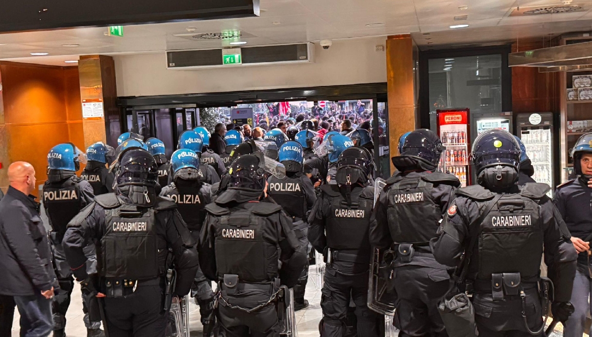 Ex Gnk, manifestanti provano a occupare l