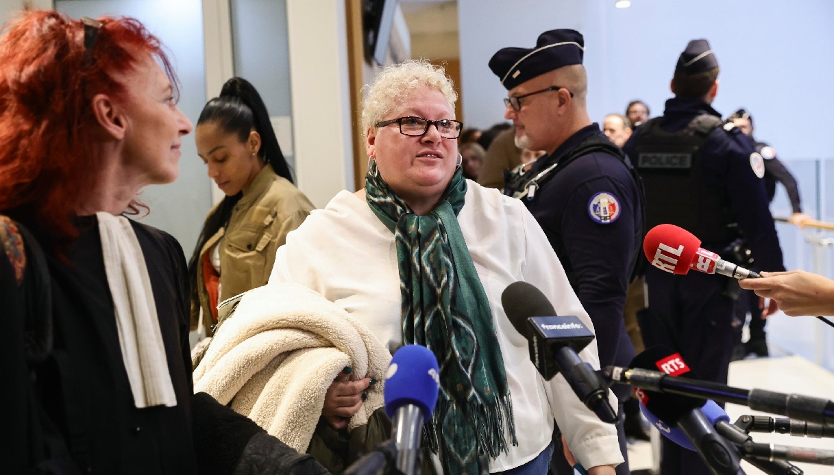 "Brigitte Macron nata uomo", processo per cyberbullismo per 10: fake news sulla moglie del presidente francese