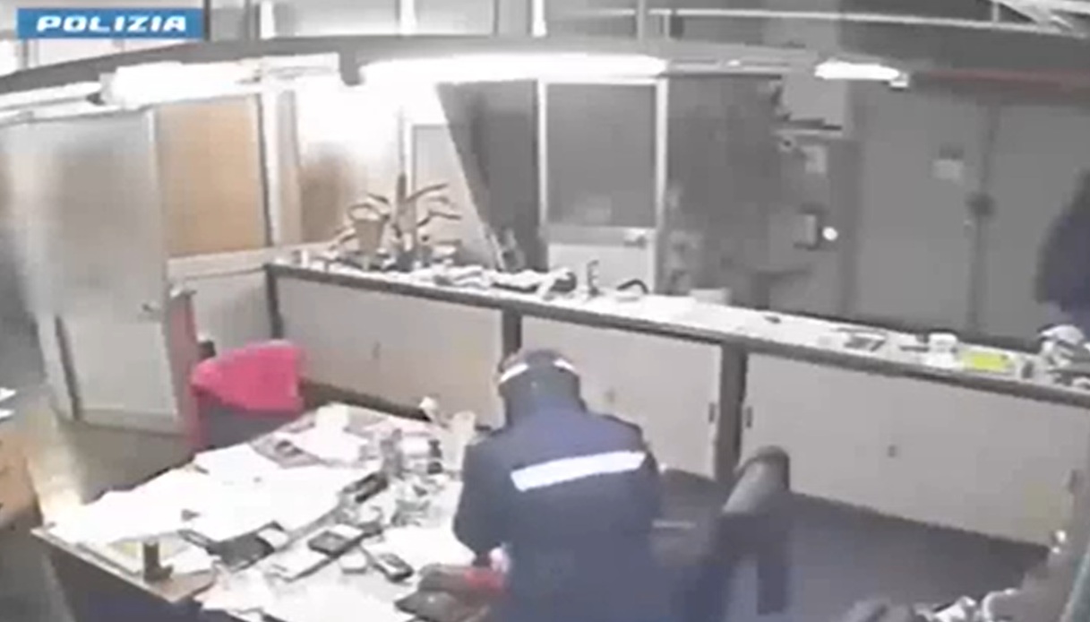 https://wips.plug.it/cips/notizie.virgilio.it/cms/2025/10/finti-poliziotti-arrestati.jpg