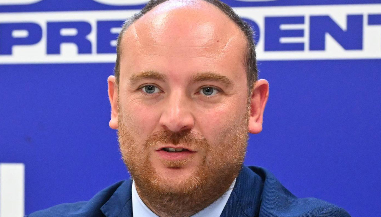 https://wips.plug.it/cips/notizie.virgilio.it/cms/2025/10/flavio-di-muro-sindaco-ventimiglia-lega.jpg