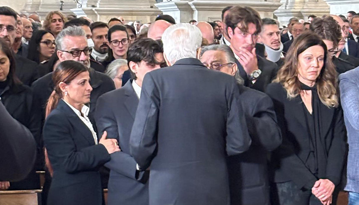 https://wips.plug.it/cips/notizie.virgilio.it/cms/2025/10/funerali-carabinieri-padova-mattarella-familiari.jpg