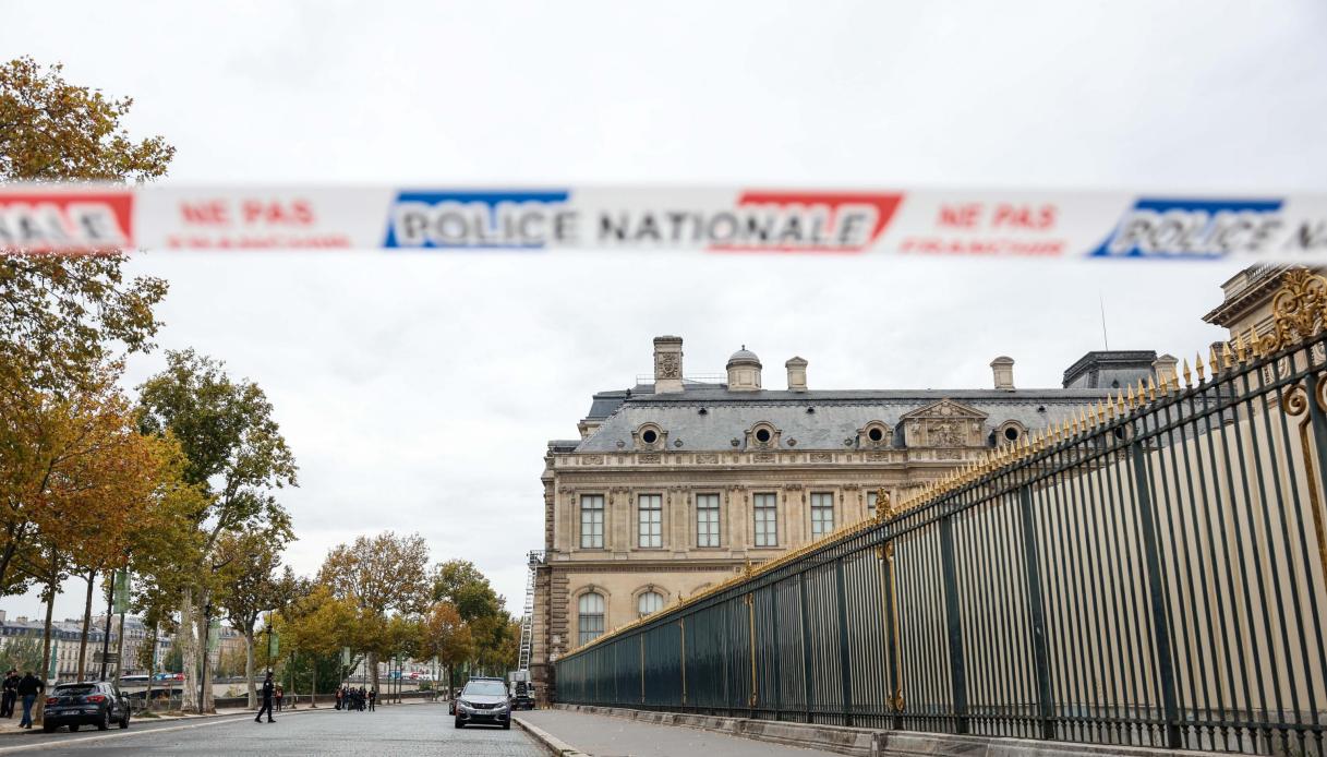 https://wips.plug.it/cips/notizie.virgilio.it/cms/2025/10/furto-louvre-1.jpg