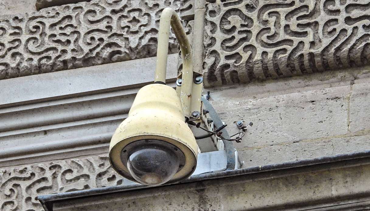 https://wips.plug.it/cips/notizie.virgilio.it/cms/2025/10/furto-louvre-video-1.jpg