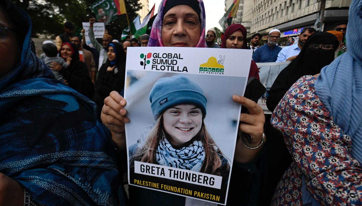 https://wips.plug.it/cips/notizie.virgilio.it/cms/2025/10/greta-thunberg-carcere-israele.jpg