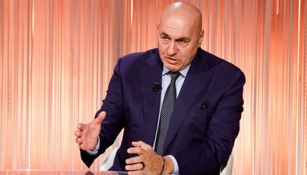 https://wips.plug.it/cips/notizie.virgilio.it/cms/2025/10/guido-crosetto-operato-polipi-colon.jpg