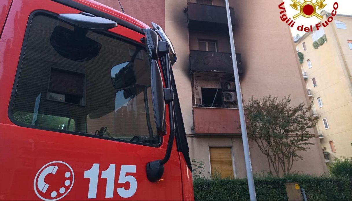 https://wips.plug.it/cips/notizie.virgilio.it/cms/2025/10/incendio-cornaredo-milano-palazzina.jpg