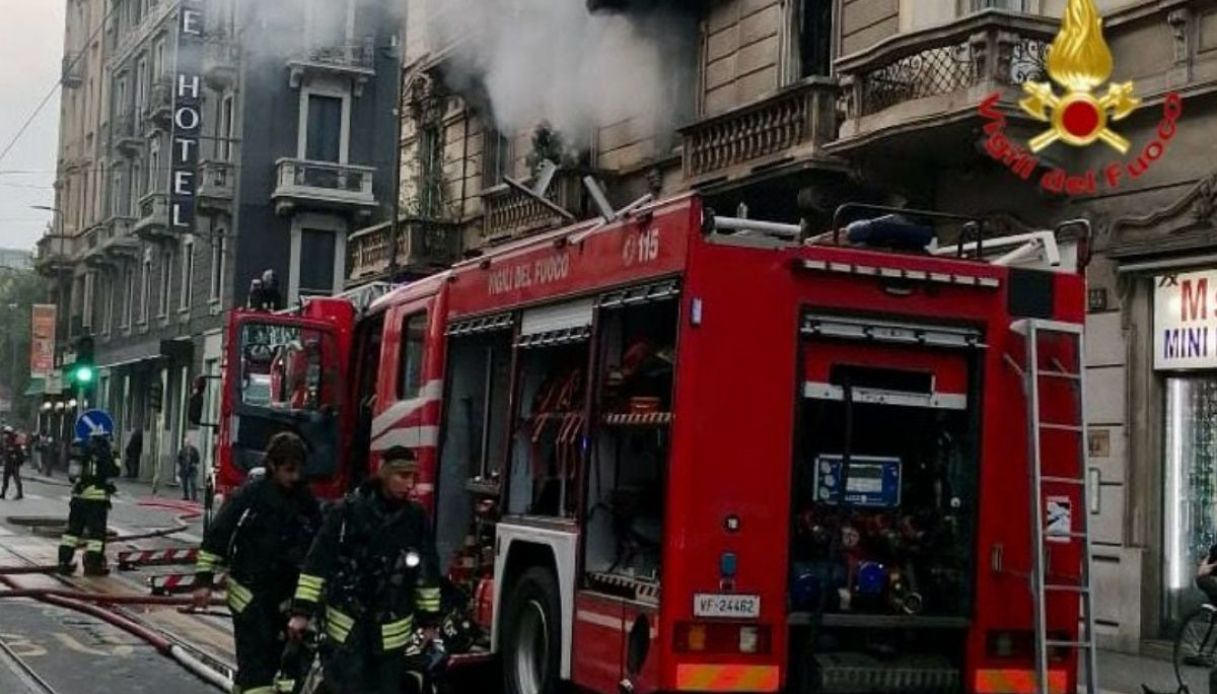 Incendio in appartamento a Milano vicino alla Stazione Centrale, fiamme in via Vitruvio: feriti e intossicati Incendio in appartamento a Milano vicino alla Stazione Centrale, fiamme in via Vitruvio: feriti e intossicati