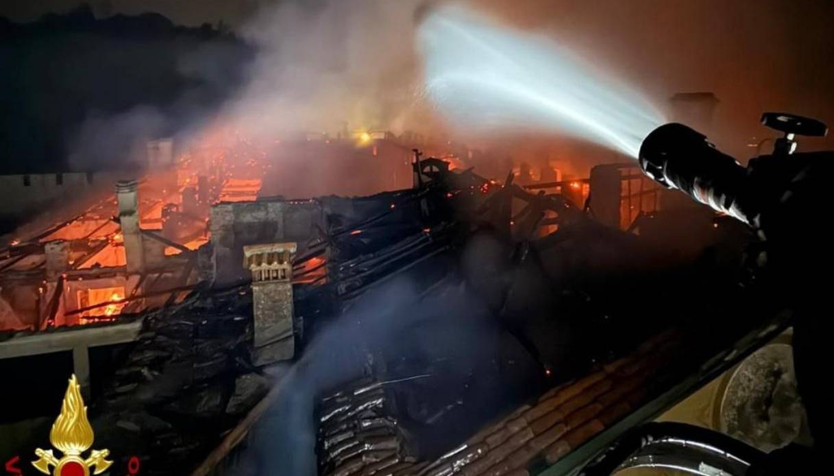 Incendio devasta il monastero della Bernaga a Valletta Brianza a Lecco, paura per le monache di clausura