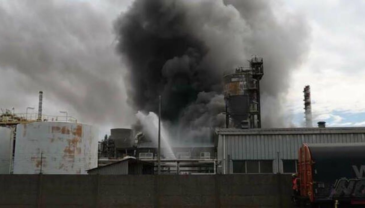 Incendio al Polo Chimico di Ravenna, una colonna di fumo nero copre la città. Il rogo in un capannone