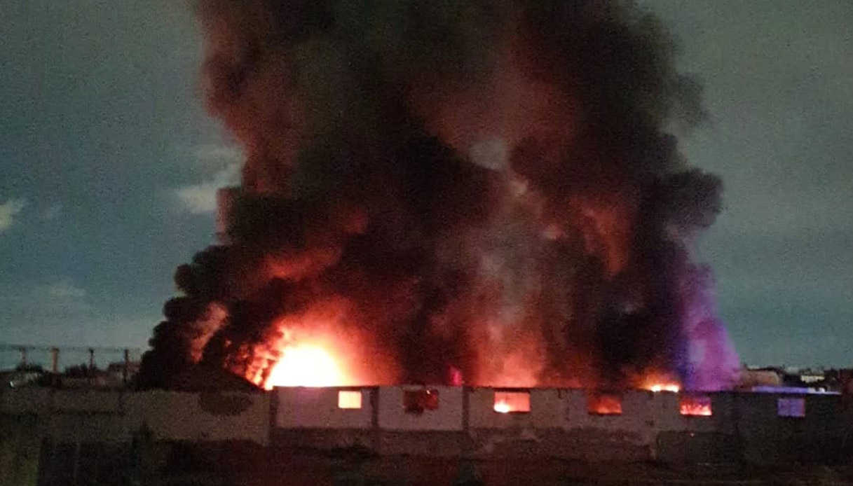 Incendio a Napoli nel quatiere Ponticelli, capannone in fiamme e alta colonna di fumo: timore intossicazione Incendio a Napoli nel quatiere Ponticelli, capannone in fiamme e alta colonna di fumo: timore intossicazione
