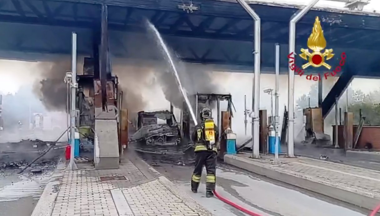 Incendio al casello di Brescia Sud sull