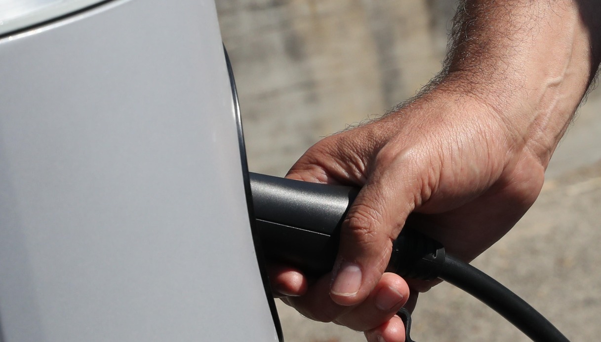 https://wips.plug.it/cips/notizie.virgilio.it/cms/2025/10/incentivi-auto-elettriche-1.jpg