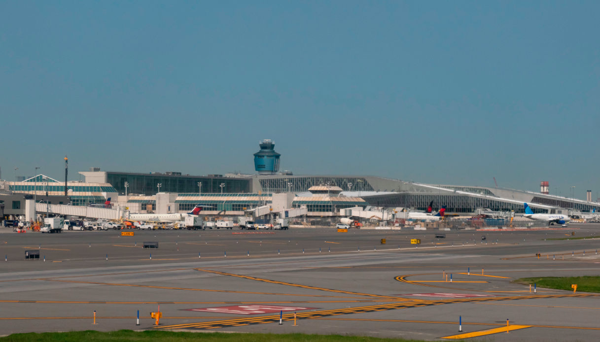 https://wips.plug.it/cips/notizie.virgilio.it/cms/2025/10/incidente-aerei-pista-aeroporto-laguardia-new-york.jpg
