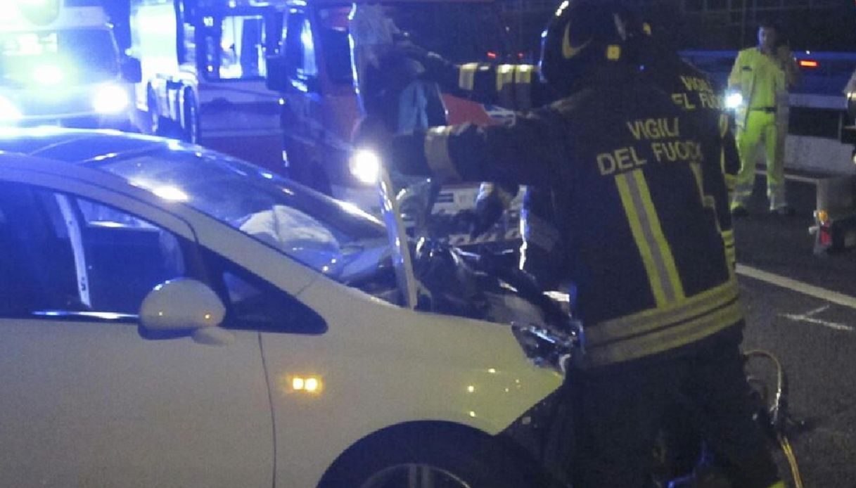 Illeso dopo un incidente sulla tangenziale di Forlì, scende dall Illeso dopo un incidente sulla tangenziale di Forlì, scende dall