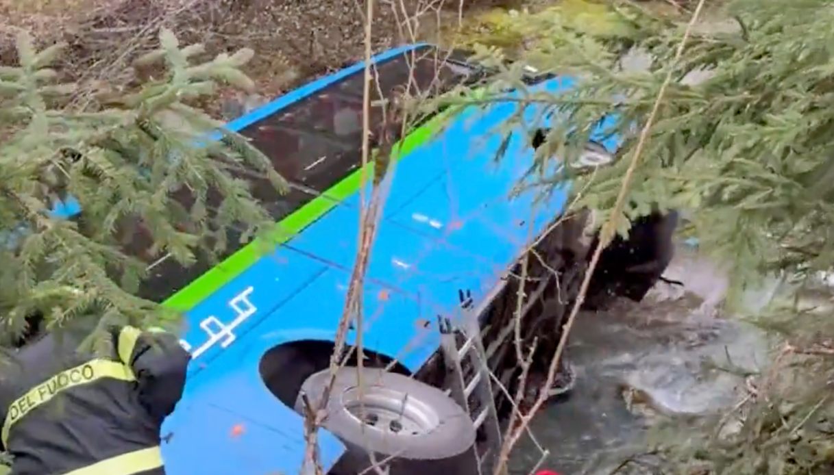 incidente a valfurva scuolabus cade nel torrente frodolfo ipotesi malore per l autista feriti 4 ragazzi da Notizie.virgilio.it incidente a valfurva scuolabus cade nel torrente frodolfo ipotesi malore per l autista feriti 4 ragazzi