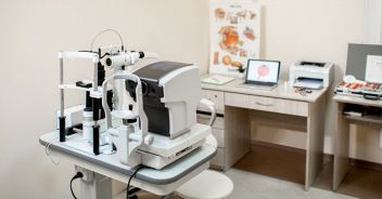 Lesioni gravissime a Catania dopo gli interventi alla cataratta in due cliniche private, la pista del batterio