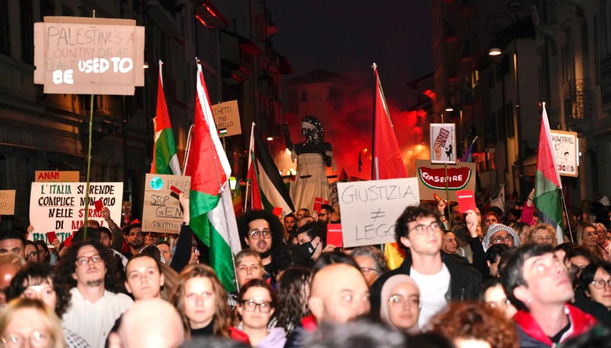 Tensione a Udine prima di Italia - Israele alla manifestazione pro Pal e scontri con la polizia