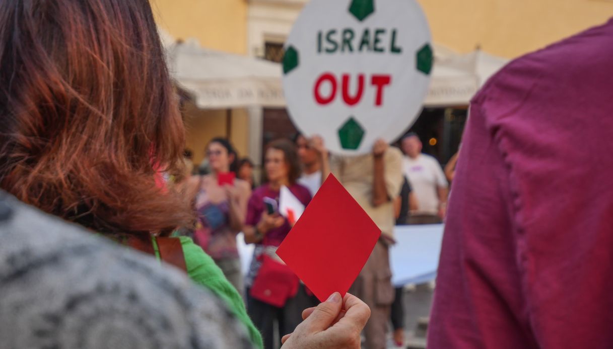 https://wips.plug.it/cips/notizie.virgilio.it/cms/2025/10/italia-israele-udine-sindaco-corteo.jpg