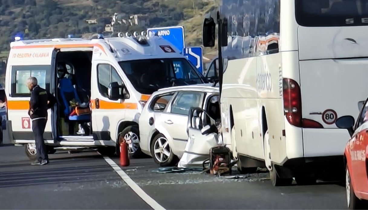 https://wips.plug.it/cips/notizie.virgilio.it/cms/2025/10/jonio-tirrenio-morti-gioiosa-ionica-pullman-auto.jpg