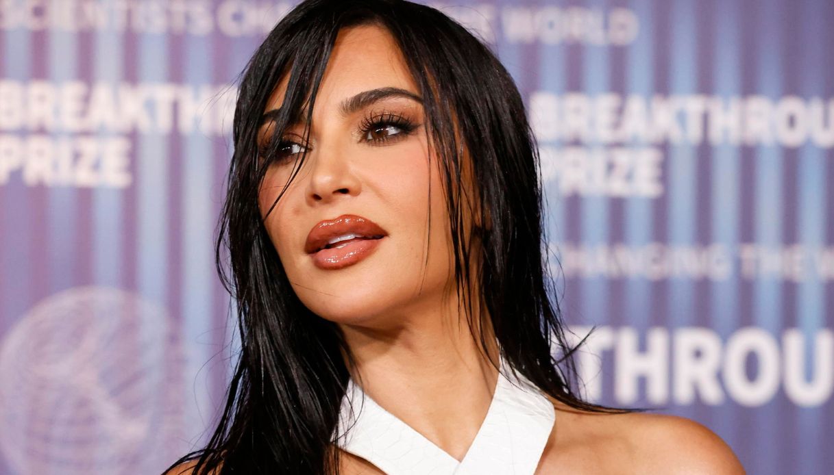 https://wips.plug.it/cips/notizie.virgilio.it/cms/2025/10/kim-kardashian-aneurisma-cerebrale.jpg