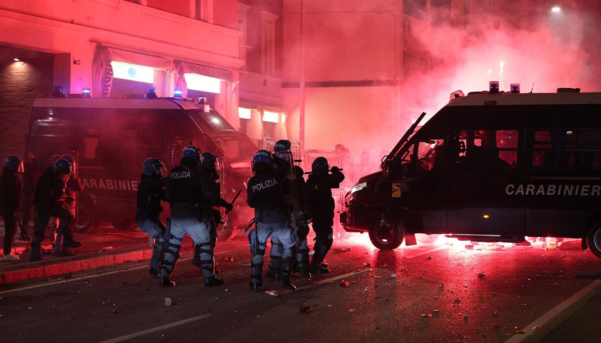 https://wips.plug.it/cips/notizie.virgilio.it/cms/2025/10/lacrimogeno-polizia-ragazza-occhio-bologna-manifestazione-1.jpg