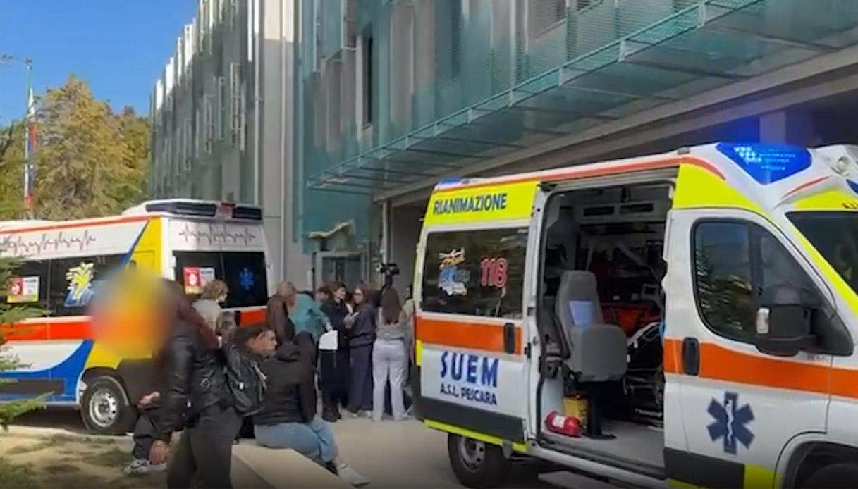 https://wips.plug.it/cips/notizie.virgilio.it/cms/2025/10/liceo-evacuato-pescara-marconi-intossicati.jpg