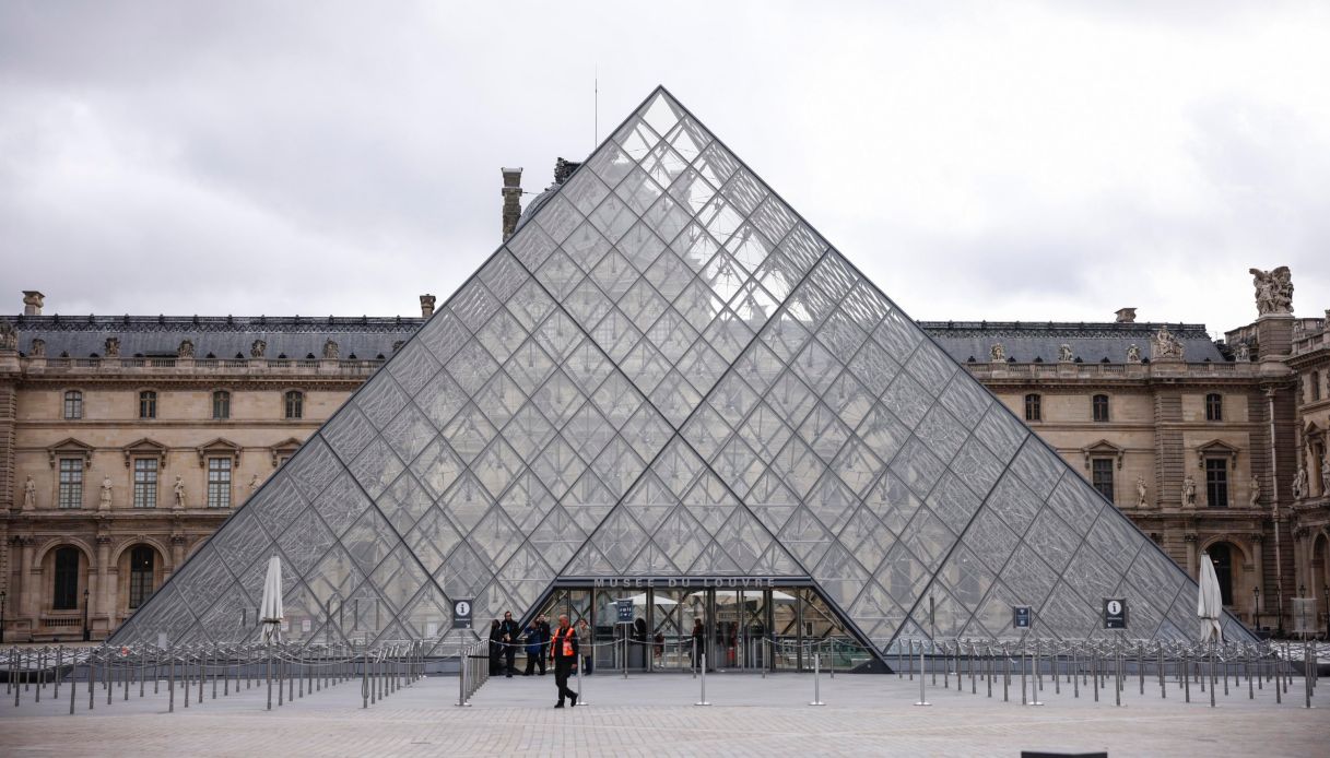 https://wips.plug.it/cips/notizie.virgilio.it/cms/2025/10/louvre.jpg