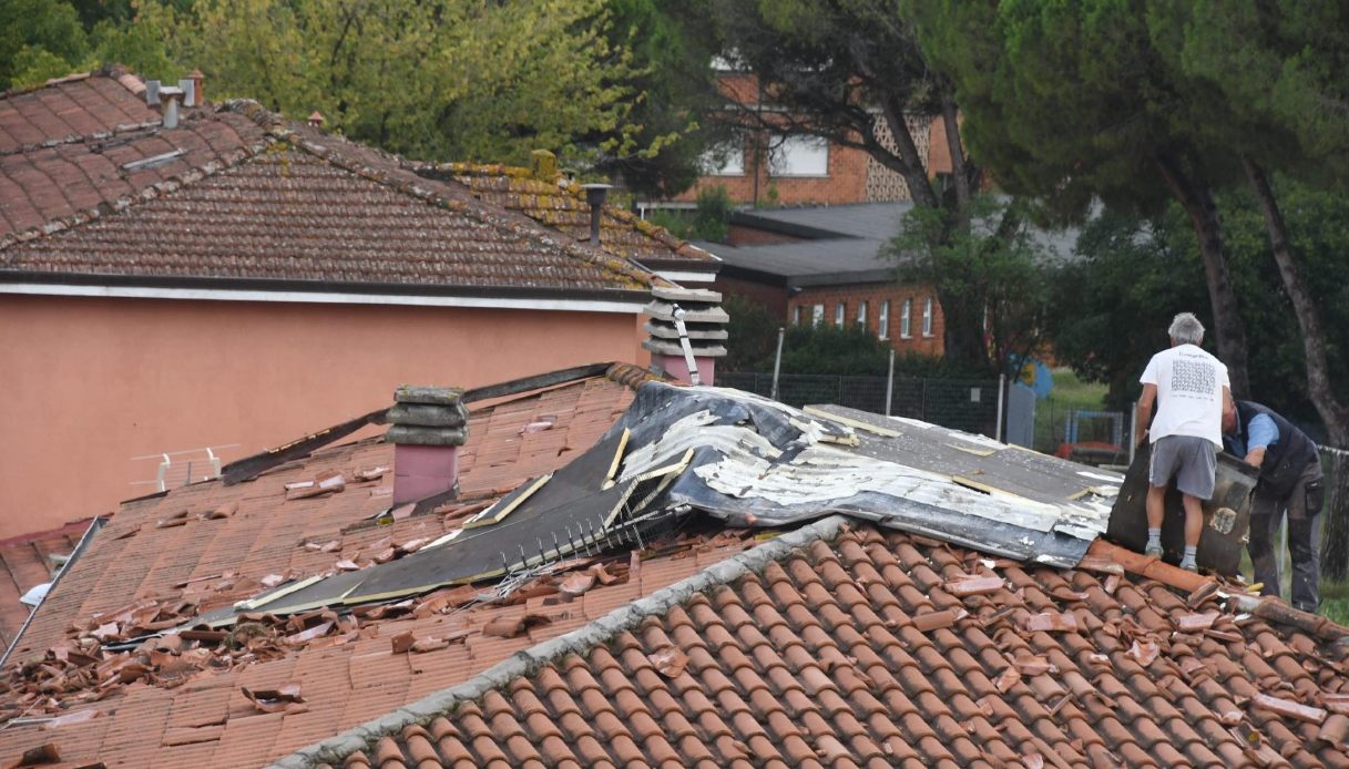Maltempo a Massa Carrara con allagamenti e scuole chiuse, salvata una famiglia: le immagini Maltempo a Massa Carrara con allagamenti e scuole chiuse, salvata una famiglia: le immagini