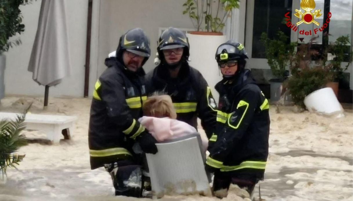 https://wips.plug.it/cips/notizie.virgilio.it/cms/2025/10/maltempo-romagna-tsunami.jpg
