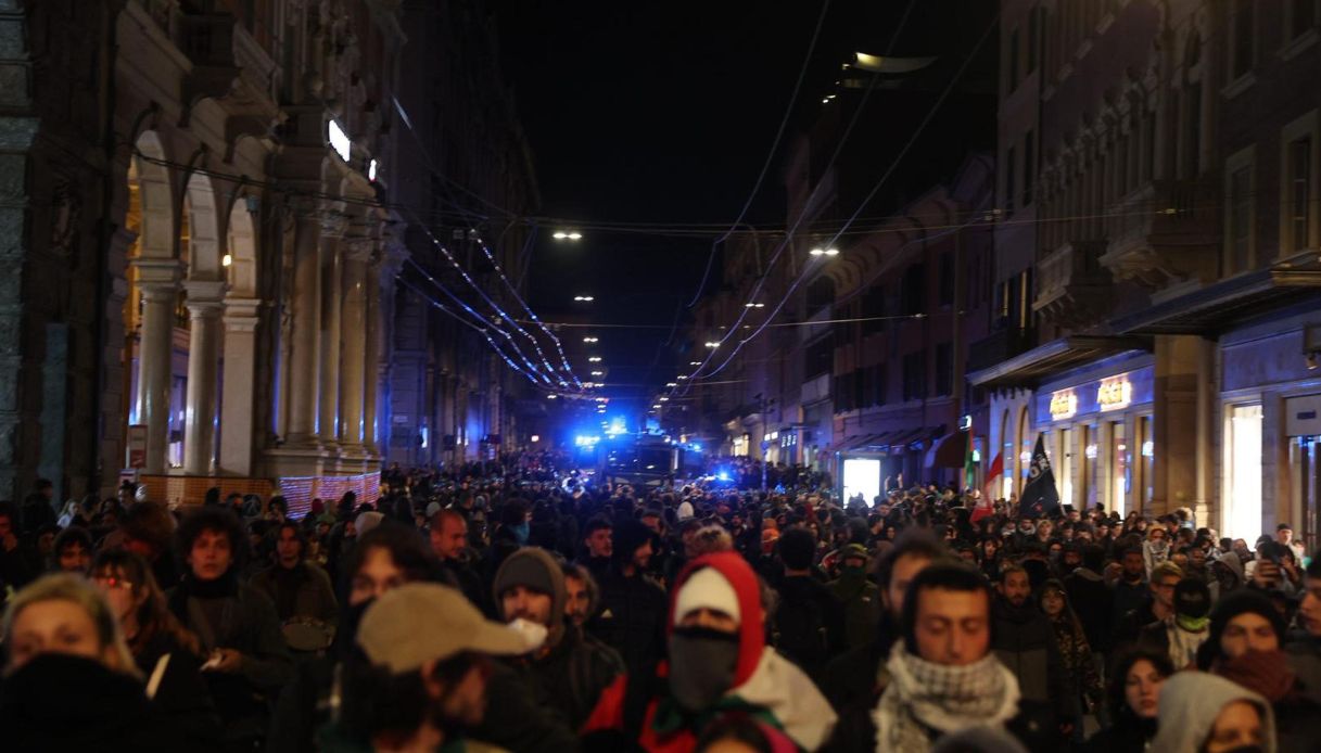 Scontri alla manifestazione dei Giovani palestinesi a Bologna, idranti e cariche al corteo non autorizzato